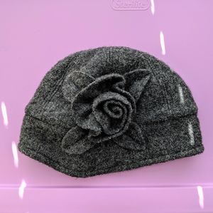 Women's Wool Hat with Flower Detail